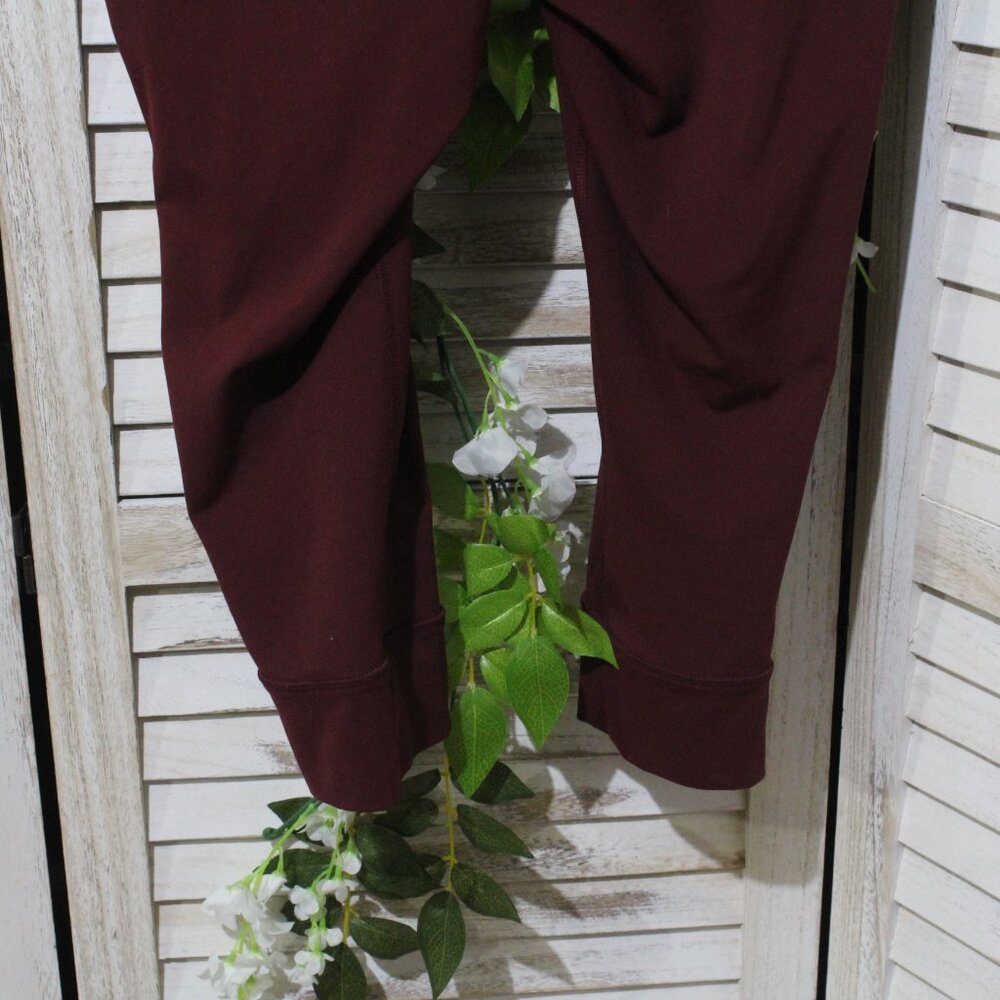 LIVI High-Rise Soft Capri Leggings with Pockets - Hem Detail - Burgundy (311) - Picture 9 of 10